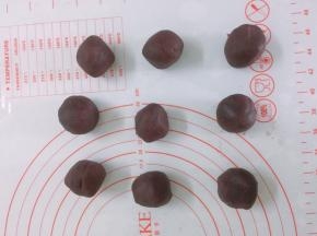 270g豆沙分好9份，滚圆备用