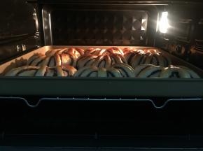 烤箱预热上下火165度，烤18-20分钟，注意观察上色情况，上色及时盖上锡纸