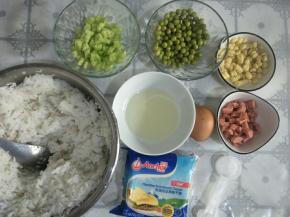 准备食材，黄瓜去皮切丁，黄瓜皮不要丢掉噢。火腿肠切丁。