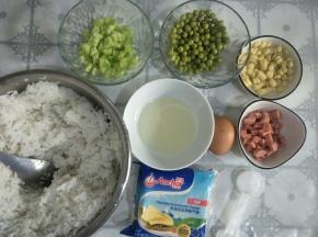准备食材，黄瓜去皮切丁，黄瓜皮不要丢掉噢。火腿肠切丁。