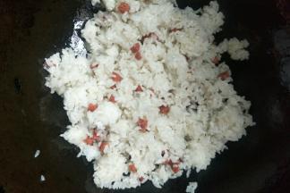 加入米饭翻炒均匀