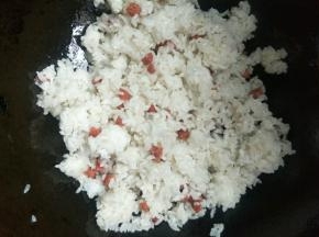 加入米饭翻炒均匀