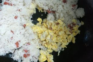 把鸡蛋炒熟后和米饭一起翻炒均匀。