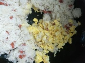 把鸡蛋炒熟后和米饭一起翻炒均匀。