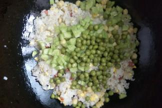加入青豆粒、玉米粒、黄瓜丁翻炒均匀。