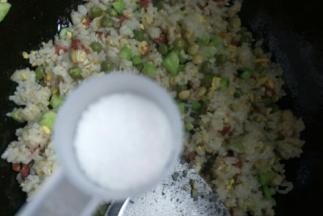 加入盐翻炒均匀。