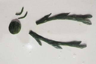 黄瓜皮用剪刀剪出鹿角、鼻子、眼睛形状。