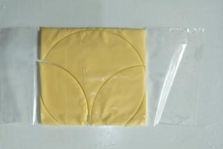 芝士片用模具压出形状，需要用到类似三角的那一块噢。