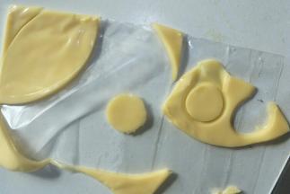 用模具或者瓶盖压出2个1mm的小圆。