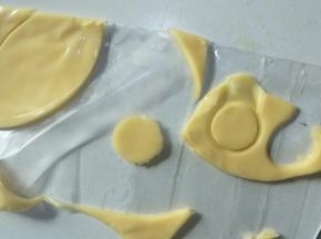 用模具或者瓶盖压出2个1mm的小圆。