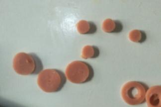 火腿肠切片，用吸管压几个小圆。