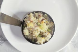 把炒饭放入模具中压实。