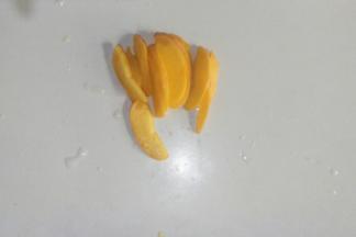 黄桃切薄片
