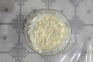 奶粉加入清水中搅拌均匀