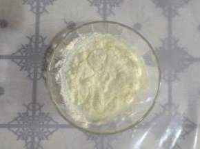 奶粉加入清水中搅拌均匀