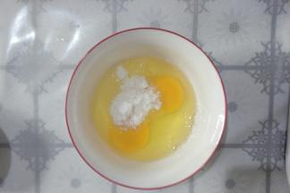 鸡蛋加入白糖搅拌均匀