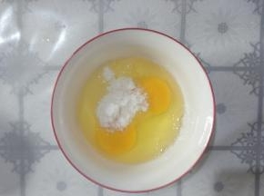 鸡蛋加入白糖搅拌均匀