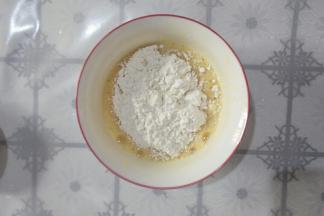 加入低筋面粉搅拌均匀