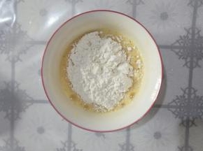 加入低筋面粉搅拌均匀
