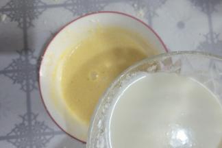 加入奶粉糊，边倒边搅拌均匀