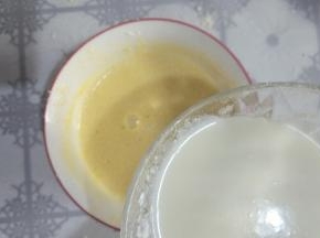 加入奶粉糊，边倒边搅拌均匀
