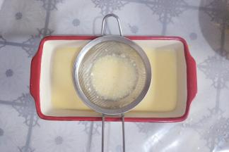 把调好的面糊过筛加入陶瓷烤盘中