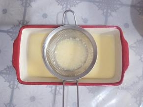 把调好的面糊过筛加入陶瓷烤盘中