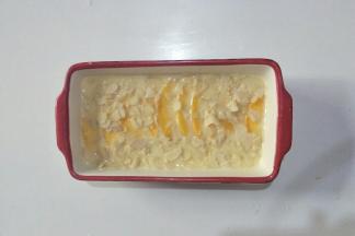 放入黄桃片和杏仁片