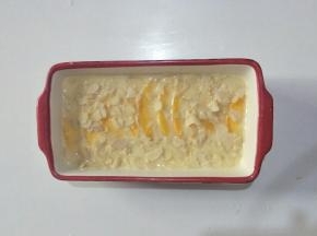 放入黄桃片和杏仁片
