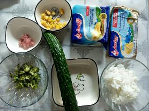 准备食材，黄瓜洗净、西兰花切丁、猪肉切丁。