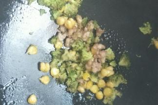 锅中放入黄油块，开中火，融化后加入猪肉炒熟。加入玉米粒和西兰花、盐炒熟盛出。