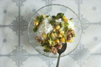 把炒好的菜和米饭一起搅拌均匀。