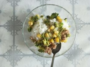 把炒好的菜和米饭一起搅拌均匀。