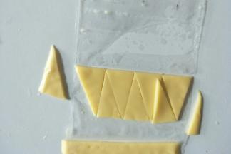 其中两片芝士片切成三角形。