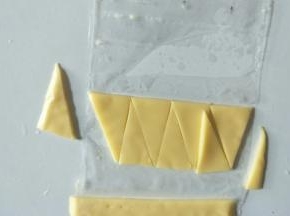 其中两片芝士片切成三角形。