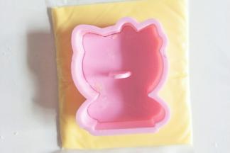 另一片芝士片用模具压出形状的花纹。