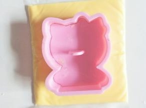 另一片芝士片用模具压出形状的花纹。