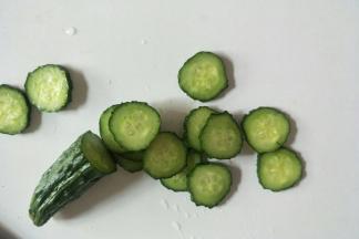 黄瓜切薄片