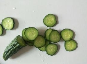 黄瓜切薄片