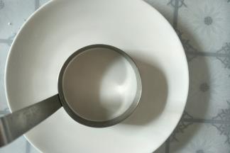 准备圆形模具，我用的煎蛋器。把米饭放入压出形状。