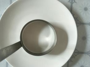 准备圆形模具，我用的煎蛋器。把米饭放入压出形状。