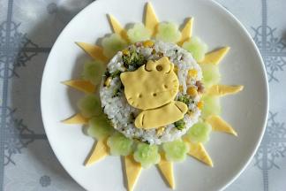 依次把芝士和黄瓜摆入饭团上即可。如图所示