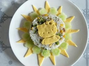 依次把芝士和黄瓜摆入饭团上即可。如图所示