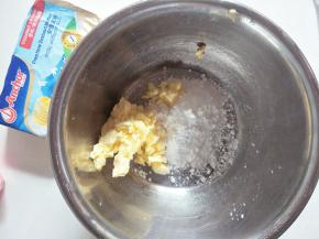 黄油、糖粉、盐放在一起