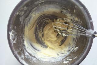 搅拌至黄油体积膨胀微微发白的状态