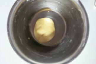 搅拌均匀后整理成团，盖保鲜膜放入冰箱冷藏20分钟。