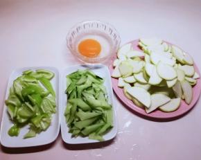 食材处理一下:鹅蛋敲入碗里 西葫切片 黄瓜切片 青椒切块 葱切薄片。