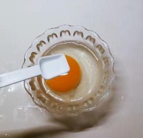 鹅蛋里放入1克盐 打散备用