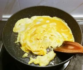 锅中放入一汤匙食用油 倒入鹅蛋液 翻炒成大块儿。