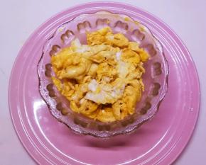 炒好后盛到碗里备用。